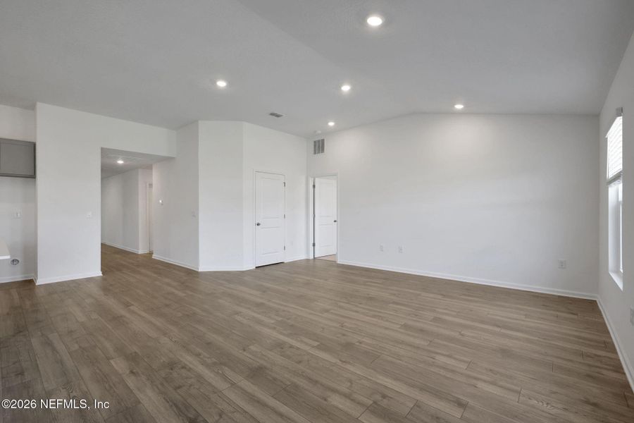Spacious, unfurnished interior of a new home in Diamond Springs, Jacksonville (Image 33).