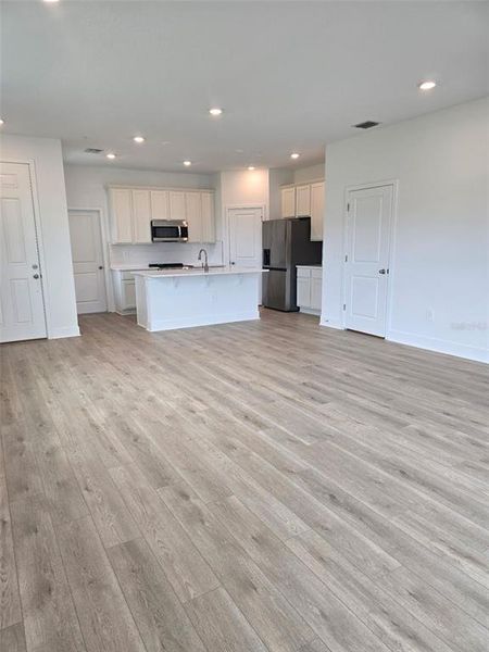 Spacious, unfurnished interior of a new home in Magnolia Reserve, Ocoee (Image 11).