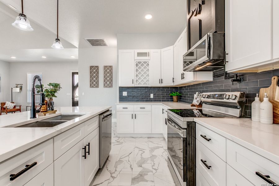 Furnished interior view inside a new home in , Atascosa (Image 12).