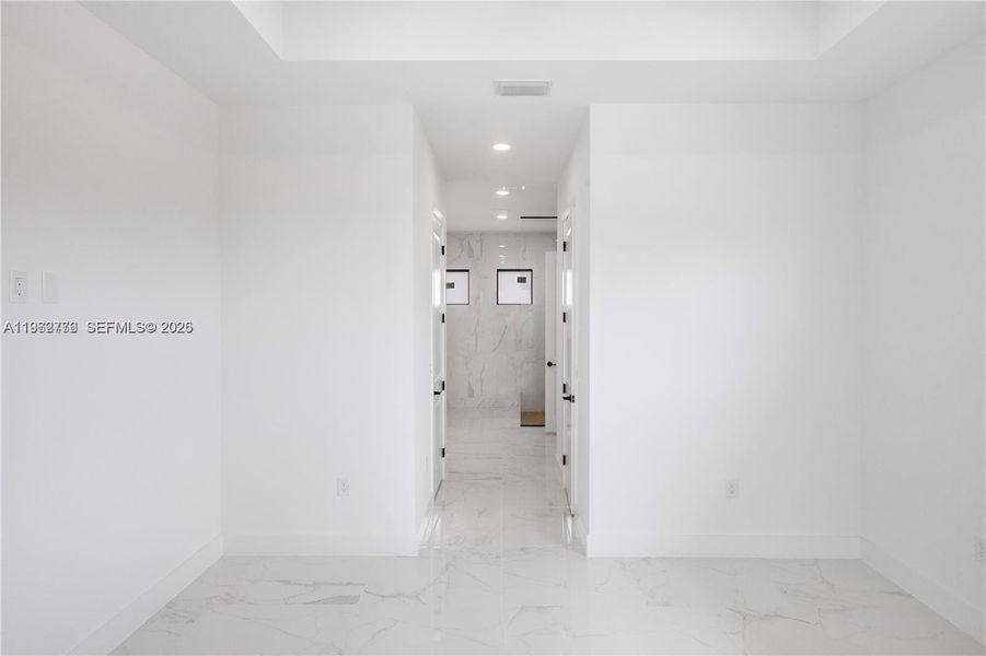 Spacious, unfurnished interior of a new home in , Cape Coral (Image 14).