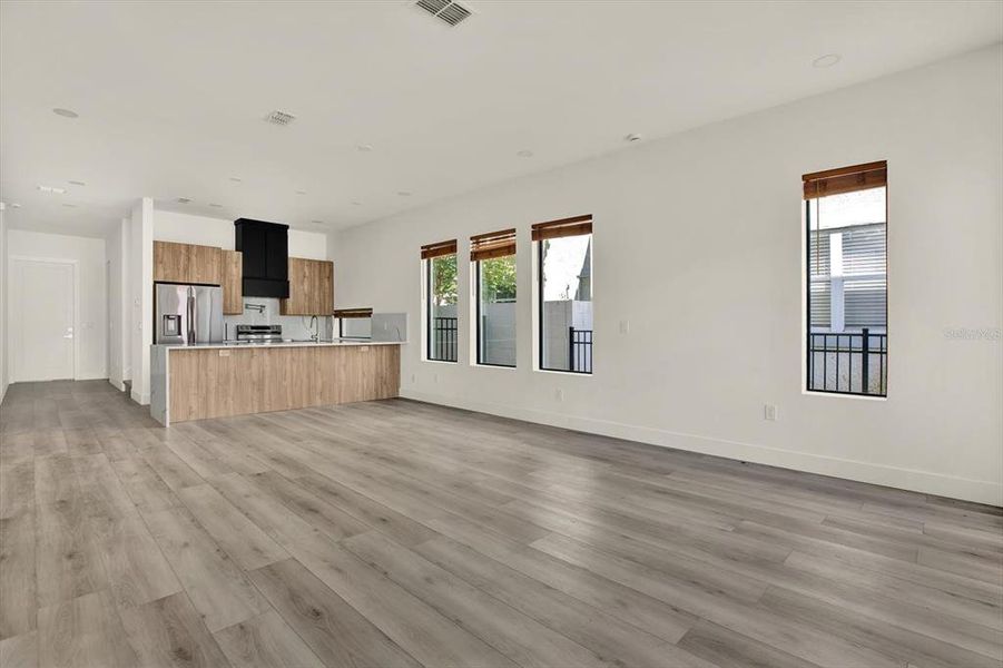 Spacious, unfurnished interior of a new home in , St. Petersburg (Image 17).