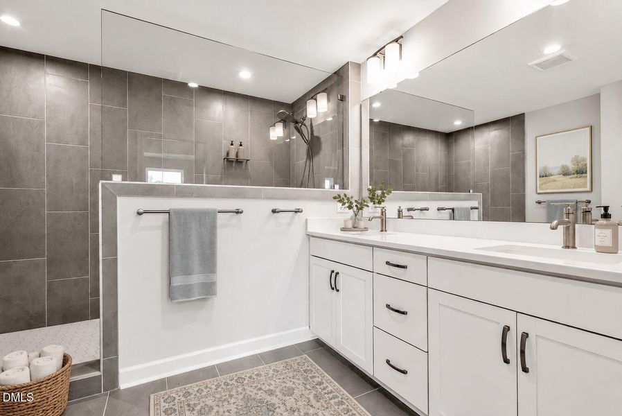 22 Rainbrook - Owner bath