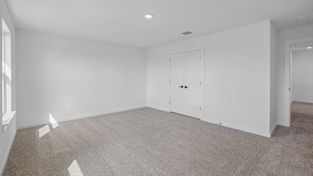 Spacious, unfurnished interior of a new home in Rosenbusch Ranch, Leander (Image 49).