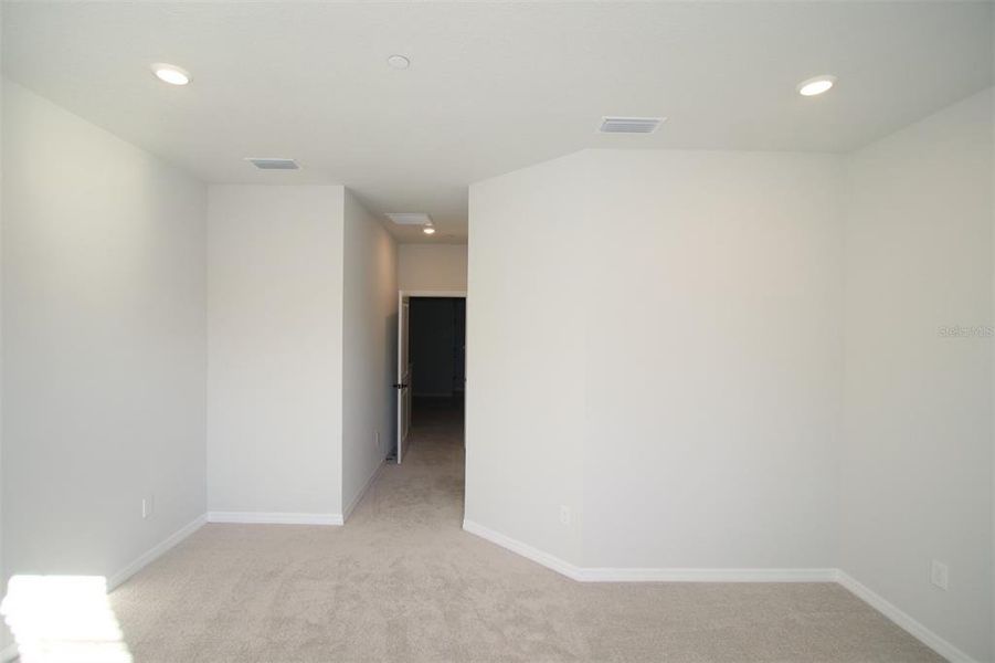 Spacious, unfurnished interior of a new home in , Orlando (Image 11).