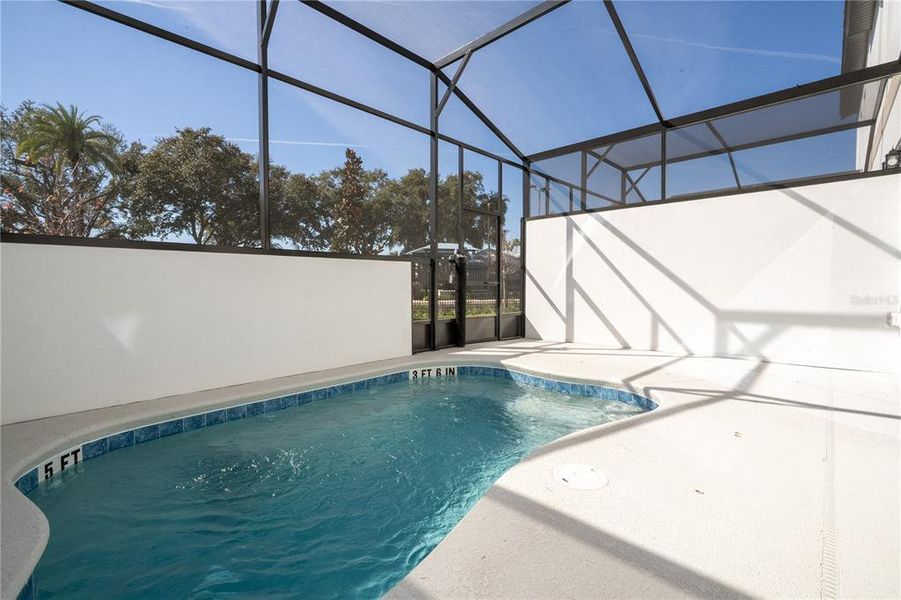 Exterior details and patio area of a home in Paradiso Grande, Orlando (Image 3).