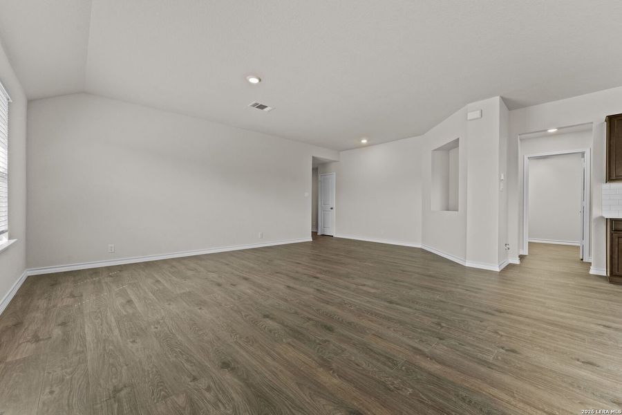 Spacious, unfurnished interior of a new home in Steele Creek, Cibolo (Image 20).