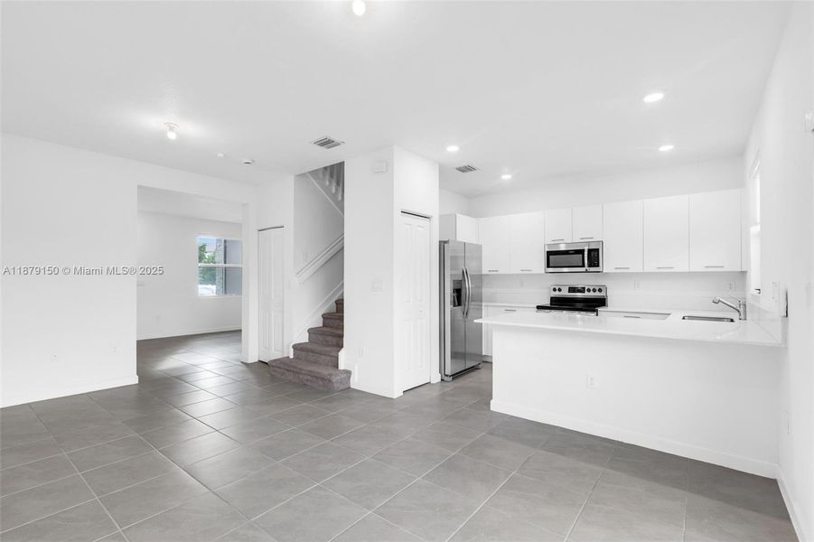 Spacious, unfurnished interior of a new home in , Miami (Image 19).