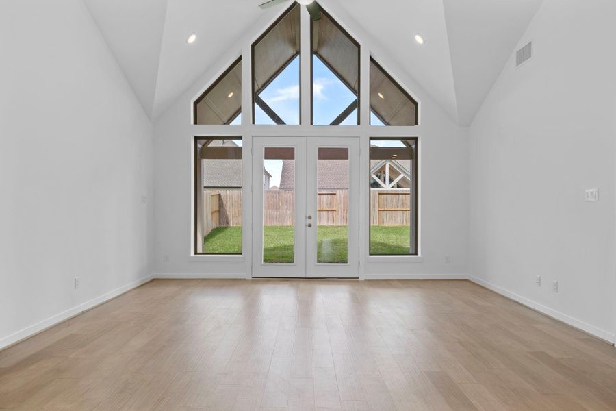 Spacious, unfurnished interior of a new home in Sienna 45', 50', Missouri City (Image 33). Spacious, unfurnished interior of a new home in Sienna 45', 50', Missouri City (Image 33).