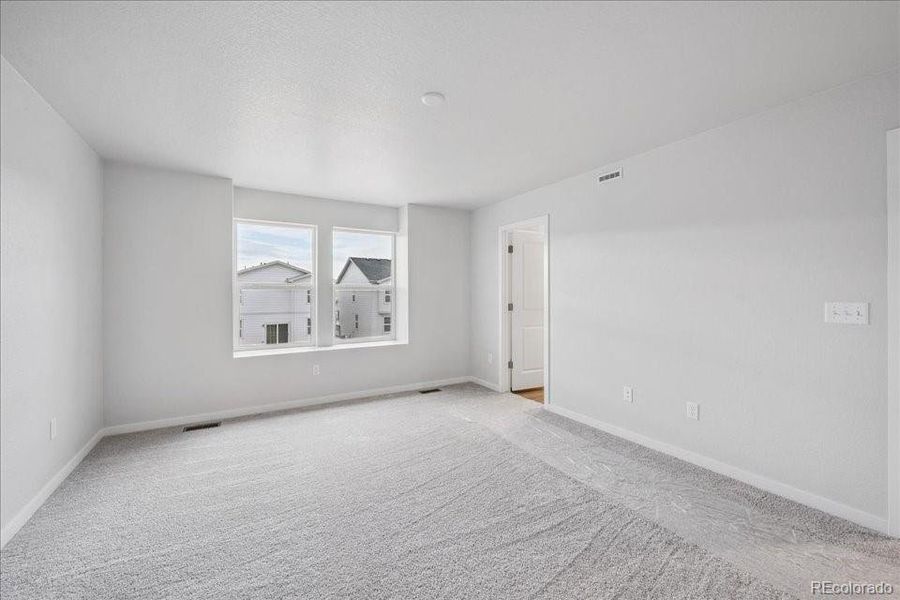 Spacious, unfurnished interior of a new home in Farmlore, Brighton (Image 14).