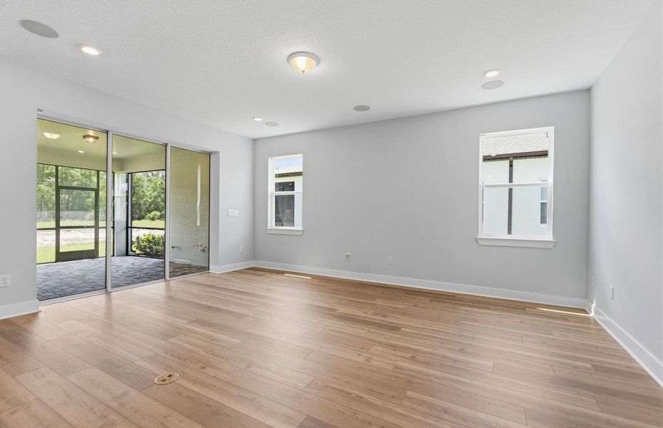 Spacious, unfurnished interior of a new home in Del Webb River Reserve, Spring Hill (Image 16).