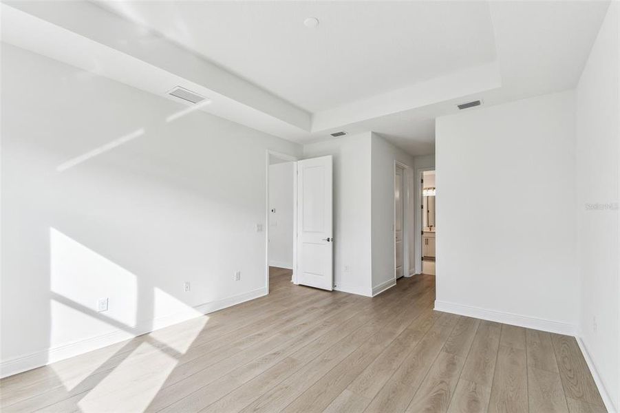 Spacious, unfurnished interior of a new home in Hawkstone, Sarasota (Image 21).