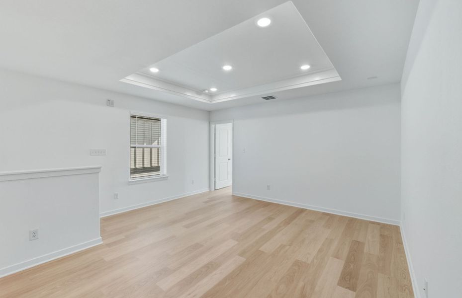 Spacious, unfurnished interior of a new home in Sunfield, Buda (Image 39).
