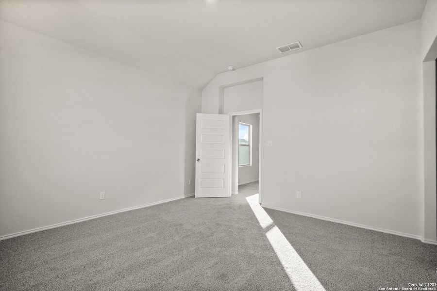 Spacious, unfurnished interior of a new home in Blue Ridge Ranch, San Antonio (Image 19).
