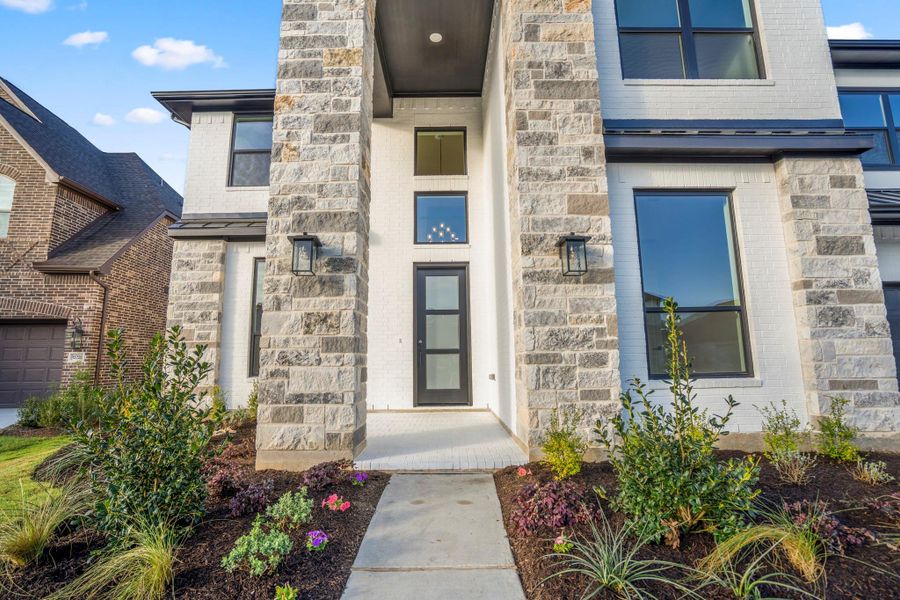Exterior details and patio area of a home in ARTAVIA 70′ Lots, Conroe (Image 30).