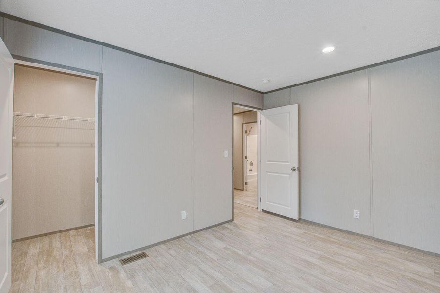 Spacious, unfurnished interior of a new home in , Walterboro (Image 28).