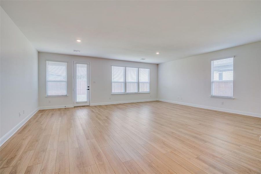 Spacious, unfurnished interior of a new home in Cottonwood Creek, Seagoville (Image 18).