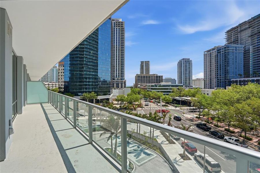 Condo located in St. Petersburg, FL showcasing its design and architecture (Image 38).