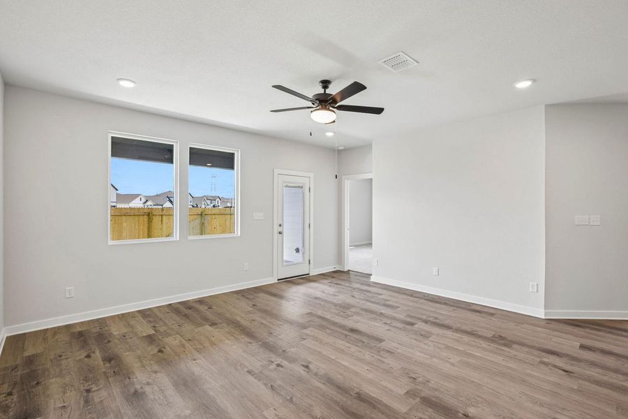 Spacious, unfurnished interior of a new home in Stallion Run, Buda (Image 18).