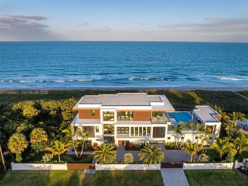 Condo located in Fort Pierce, FL showcasing its design and architecture (Image 3).