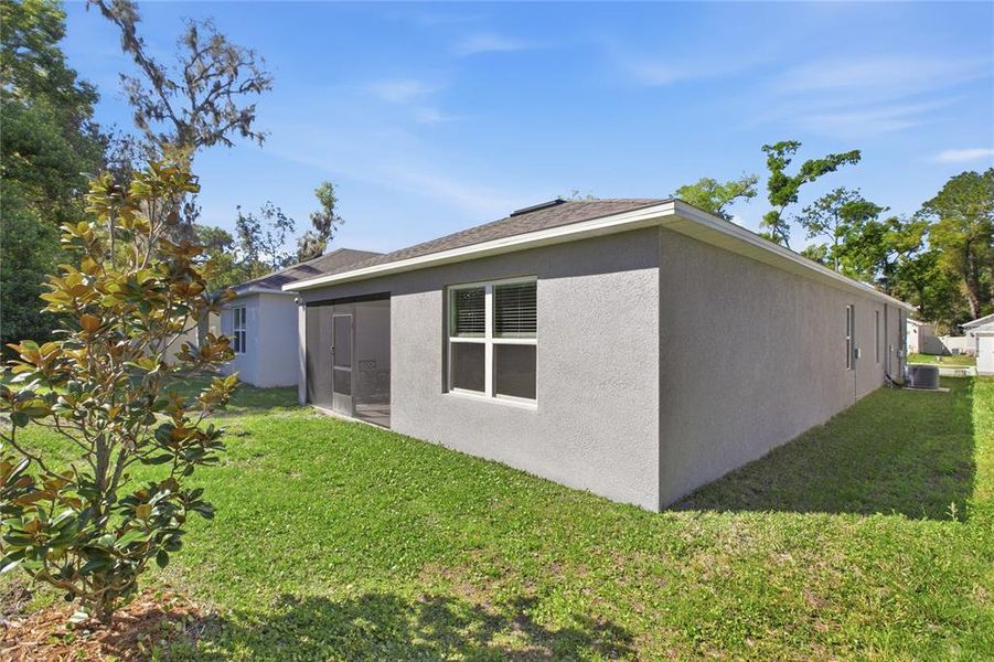 Exterior details and patio area of a home in Pelham Park, Deland (Image 19).