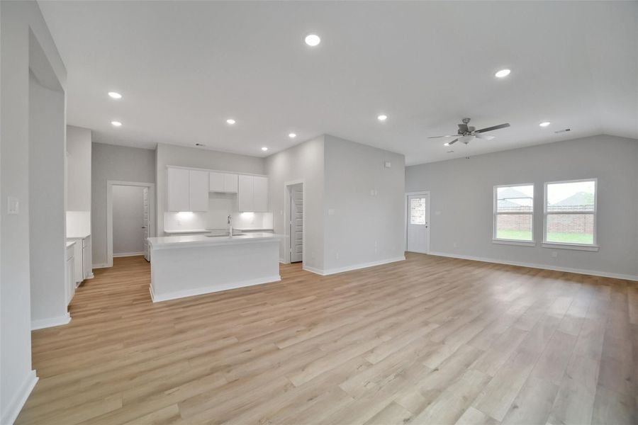 Spacious, unfurnished interior of a new home in Sunterra, Katy (Image 119). Spacious, unfurnished interior of a new home in Sunterra, Katy (Image 119).