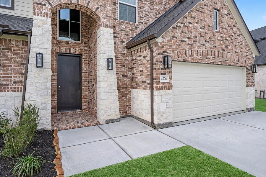 Exterior details and patio area of a home in Briarwood Crossing, Rosenberg (Image 4).
