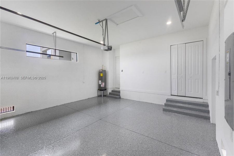 Spacious, unfurnished interior of a new home in , Cape Coral (Image 26).