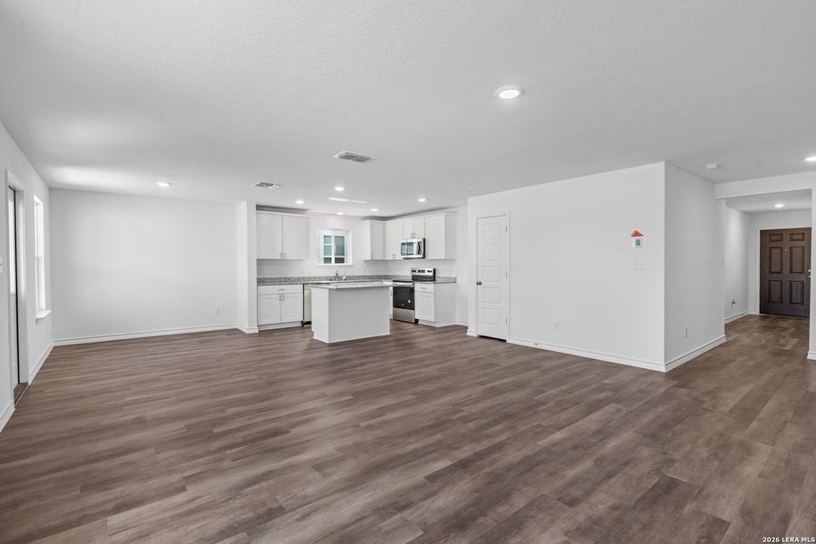 Spacious, unfurnished interior of a new home in The Overlook at Creekside, New Braunfels (Image 10).