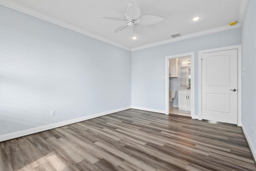 Spacious, unfurnished interior of a new home in , Galveston (Image 12).