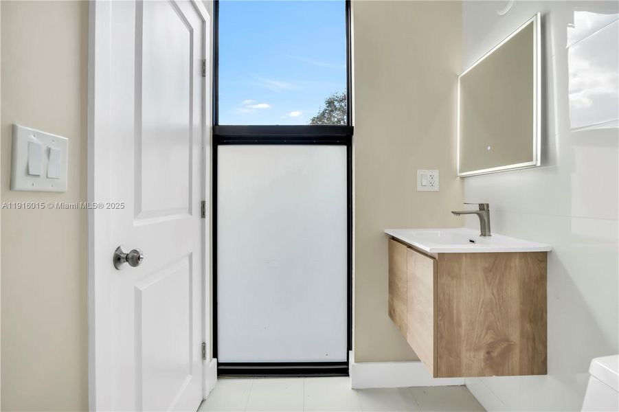 Furnished interior view inside a new home in , Plantation (Image 13).