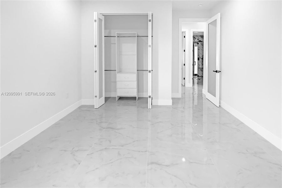 Spacious, unfurnished interior of a new home in , Cape Coral (Image 35).