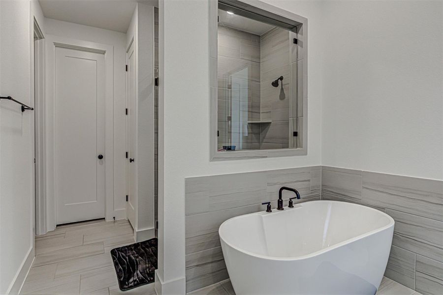 Image 39 of a home in Flora.