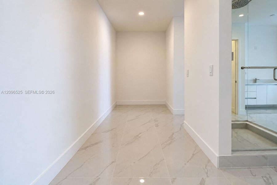 Spacious, unfurnished interior of a new home in Aria Reserve, Miami (Image 19).