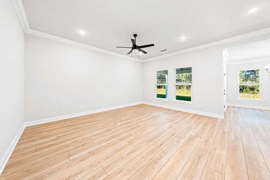 Spacious, unfurnished interior of a new home in Eagle Pointe, Pensacola (Image 12).