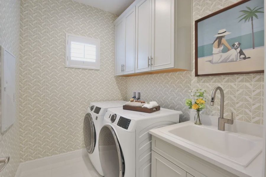 Furnished interior view inside a new home in Windward, Lakewood Ranch (Image 12).