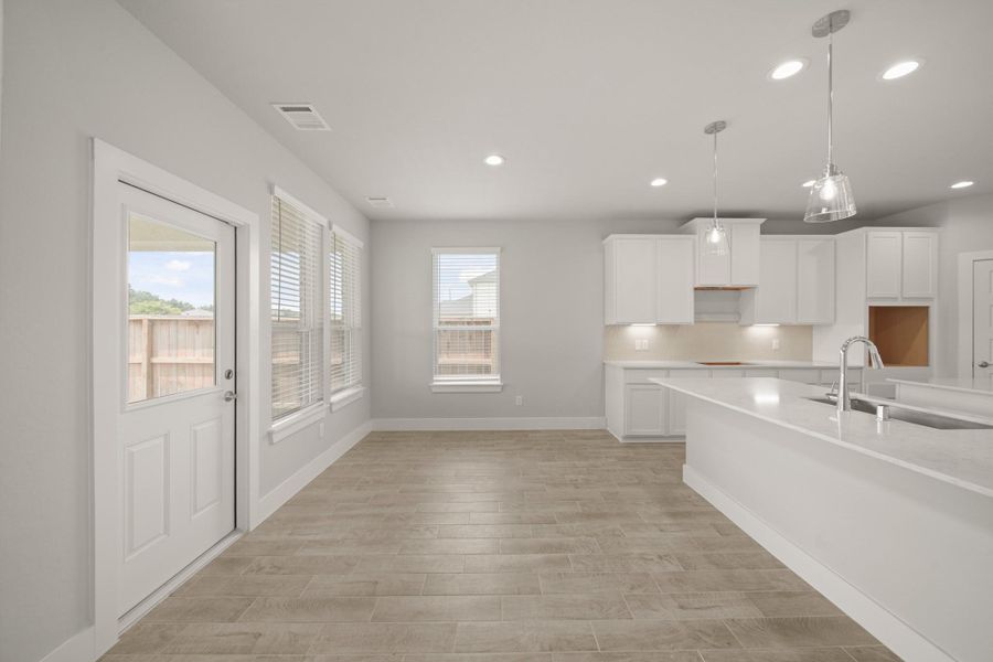 Spacious, unfurnished interior of a new home in Morton Creek Ranch, Katy (Image 20).