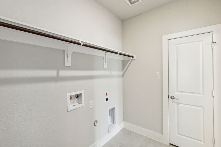 Spacious, unfurnished interior of a new home in Dove Hollow, Waxahachie (Image 28).