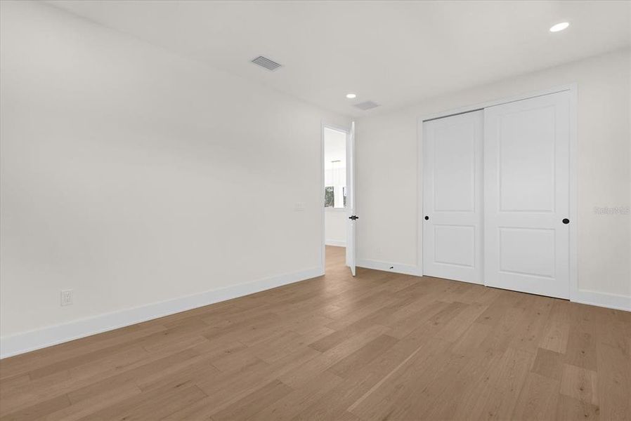 Spacious, unfurnished interior of a new home in , Orlando (Image 24).