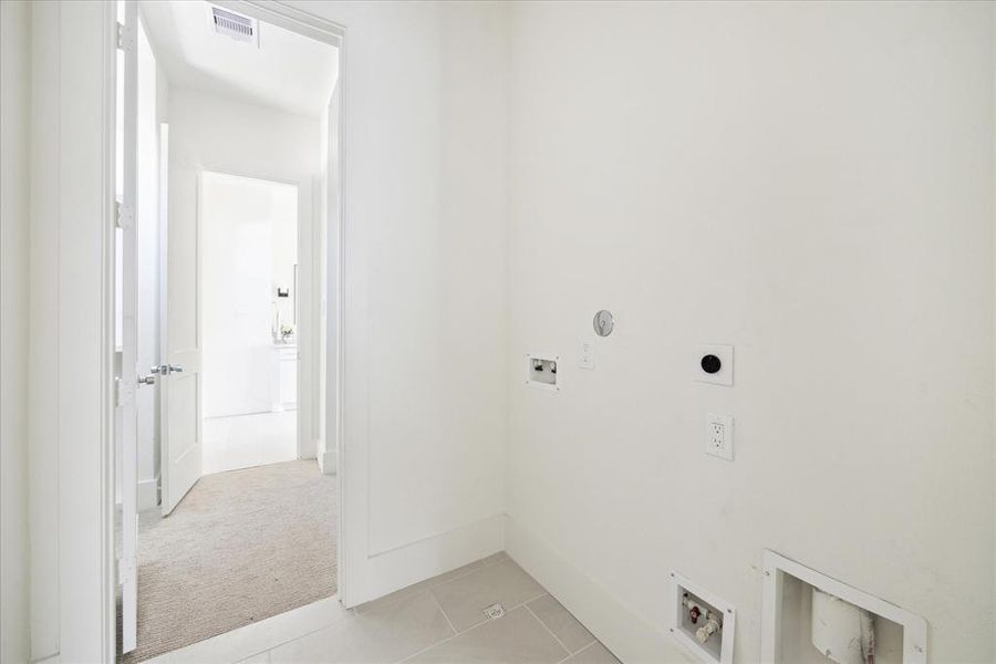 Conveniently Located – Conveniently situated adjacent to the Primary Bath and primary closet, our laundry area ensures easy access for a seamless and efficient routine. Enjoy the convenience of a well-placed space for all your laundry needs.