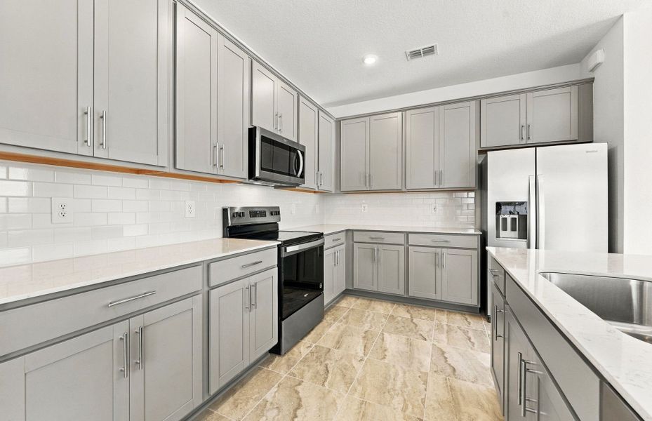 Furnished interior view inside a new home in Evergreen, Thonotosassa (Image 11).