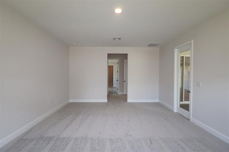 Spacious, unfurnished interior of a new home in Wolf Lake Ranch, Apopka (Image 6).