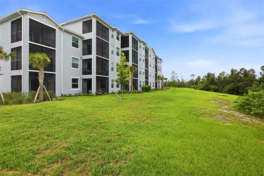 Condo located in Punta Gorda, FL showcasing its design and architecture (Image 4).