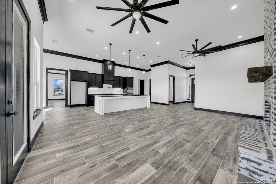 Spacious, unfurnished interior of a new home in , La Vernia (Image 43).