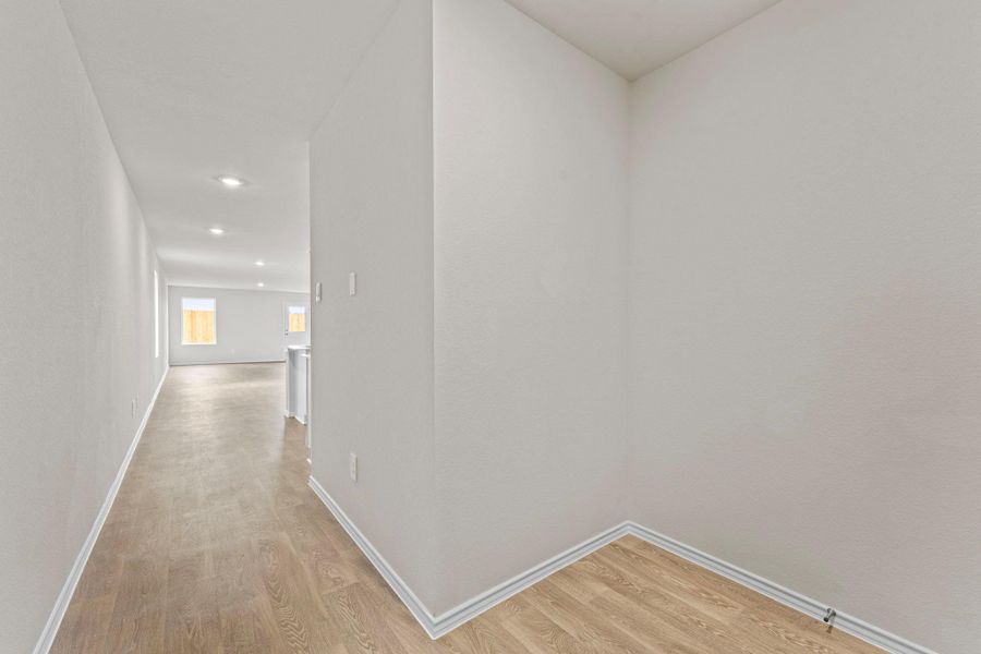 Spacious, unfurnished interior of a new home in Bollinger, Uhland (Image 12).