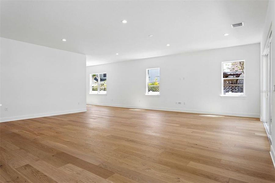 Spacious, unfurnished interior of a new home in , Tampa (Image 18).