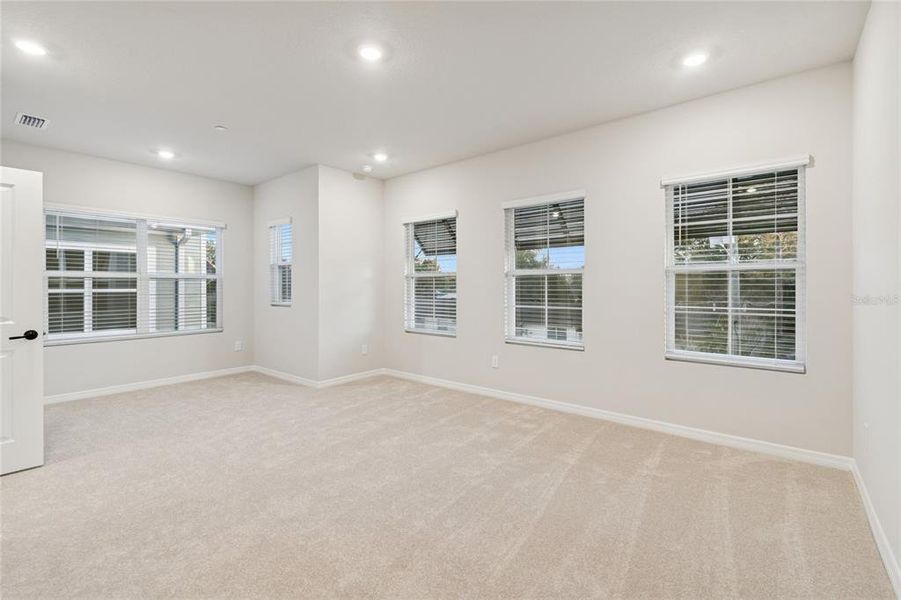 Spacious, unfurnished interior of a new home in , Orlando (Image 15).