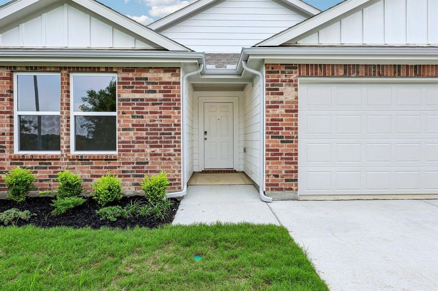 Exterior details and patio area of a home in Middlefield Village, Dallas (Image 21).