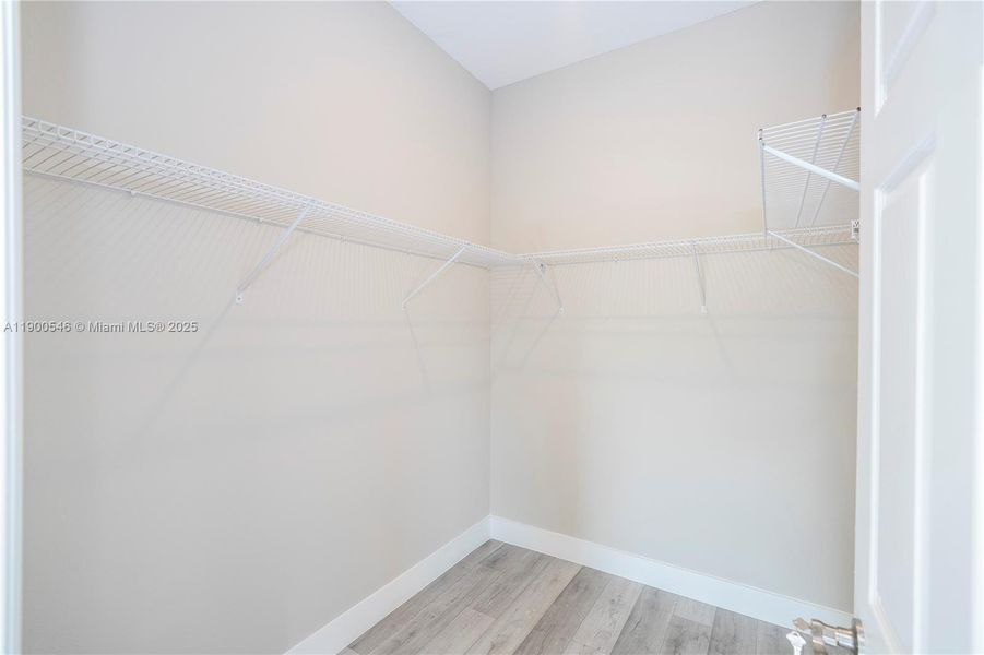 Spacious, unfurnished interior of a new home in , Sebring (Image 20).