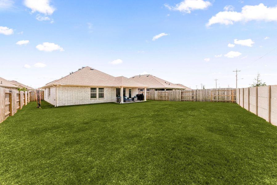 Exterior details and patio area of a home in , League City (Image 22).