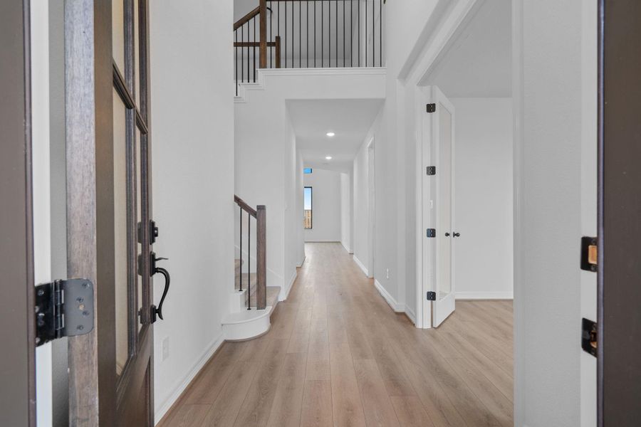 Spacious, unfurnished interior of a new home in Blue Heron Estates, Mont Belvieu (Image 13).